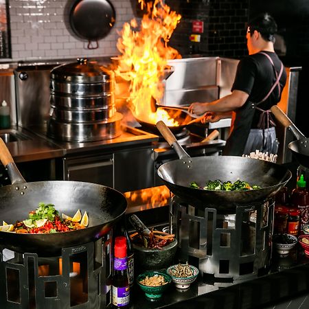 Qt Queenstown Dış mekan fotoğraf A wok being used in a restaurant kitchen