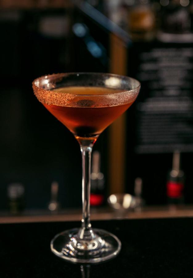 Qt Queenstown Dış mekan fotoğraf A Manhattan cocktail