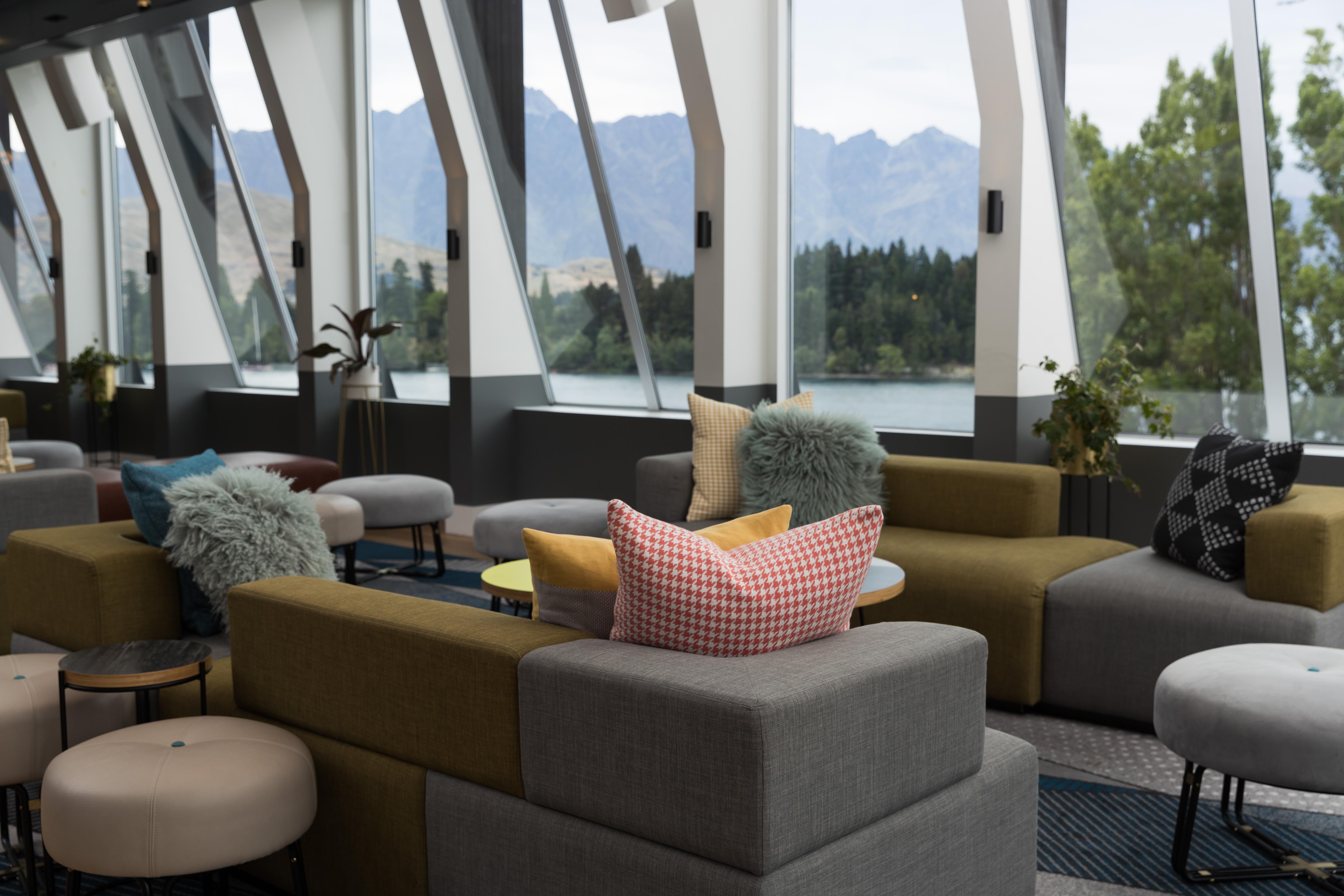 Qt Queenstown Dış mekan fotoğraf The lounge at Queenstown Airport