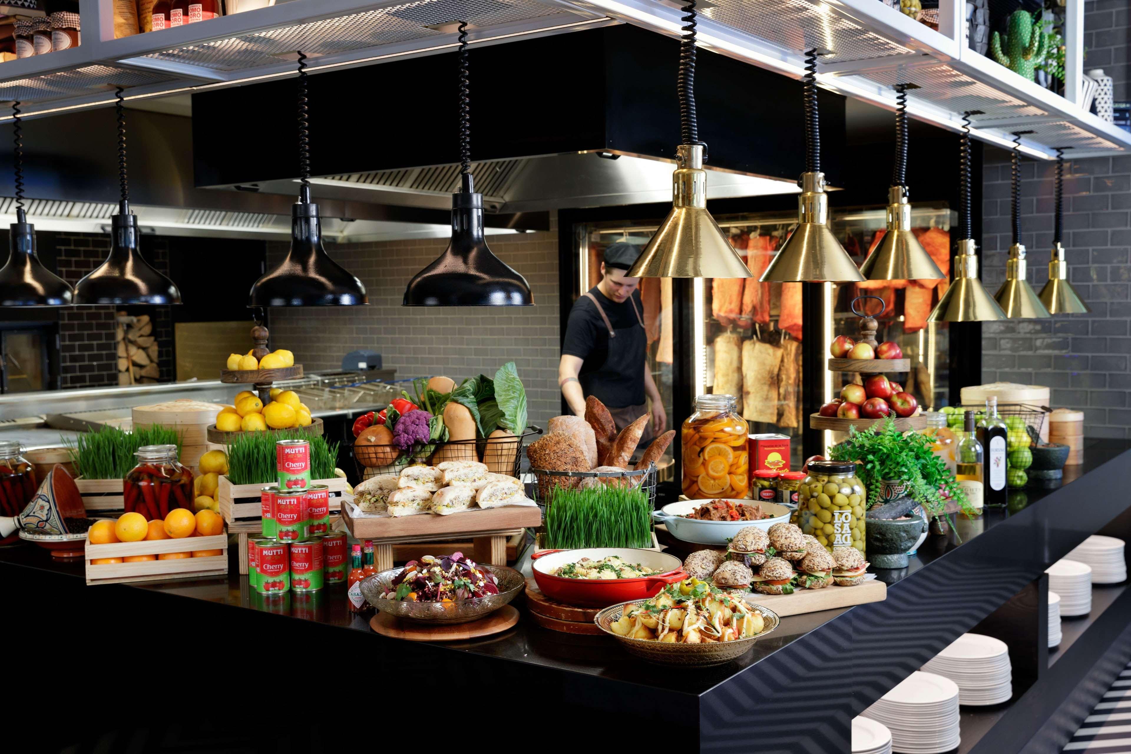 Qt Queenstown Dış mekan fotoğraf A buffet at a restaurant