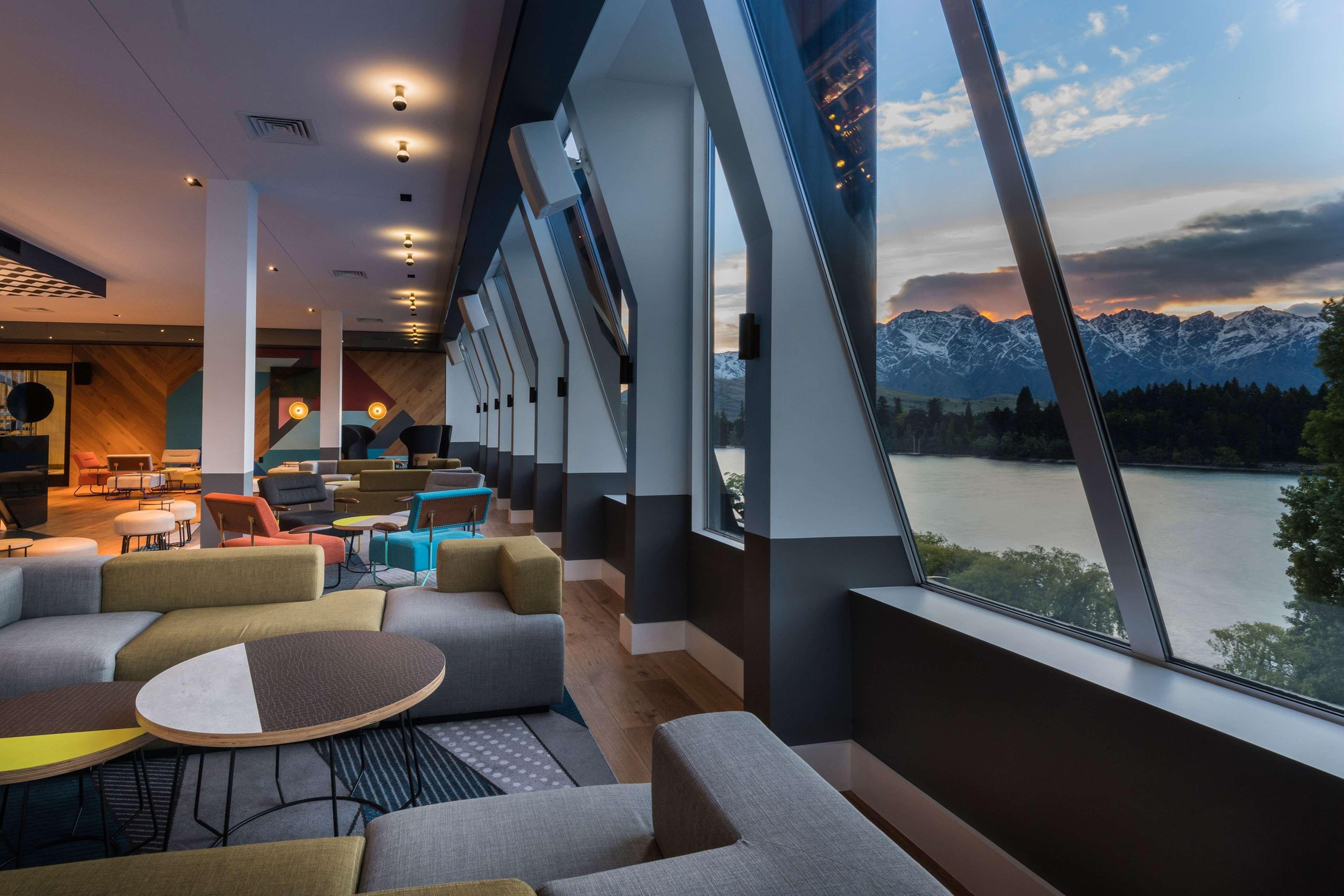 Qt Queenstown Dış mekan fotoğraf The lounge at the hotel