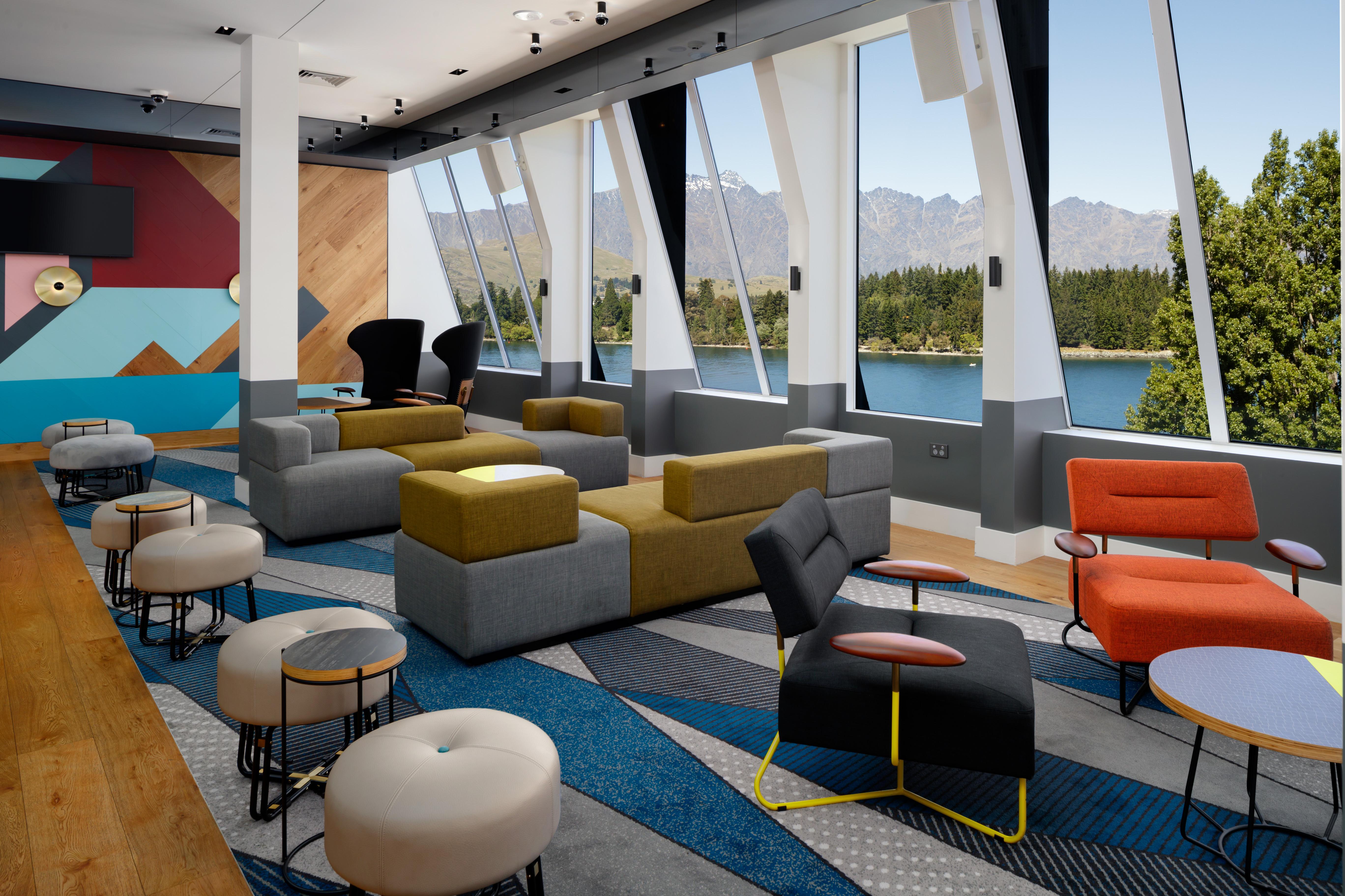 Qt Queenstown Dış mekan fotoğraf The lounge at Queenstown Airport