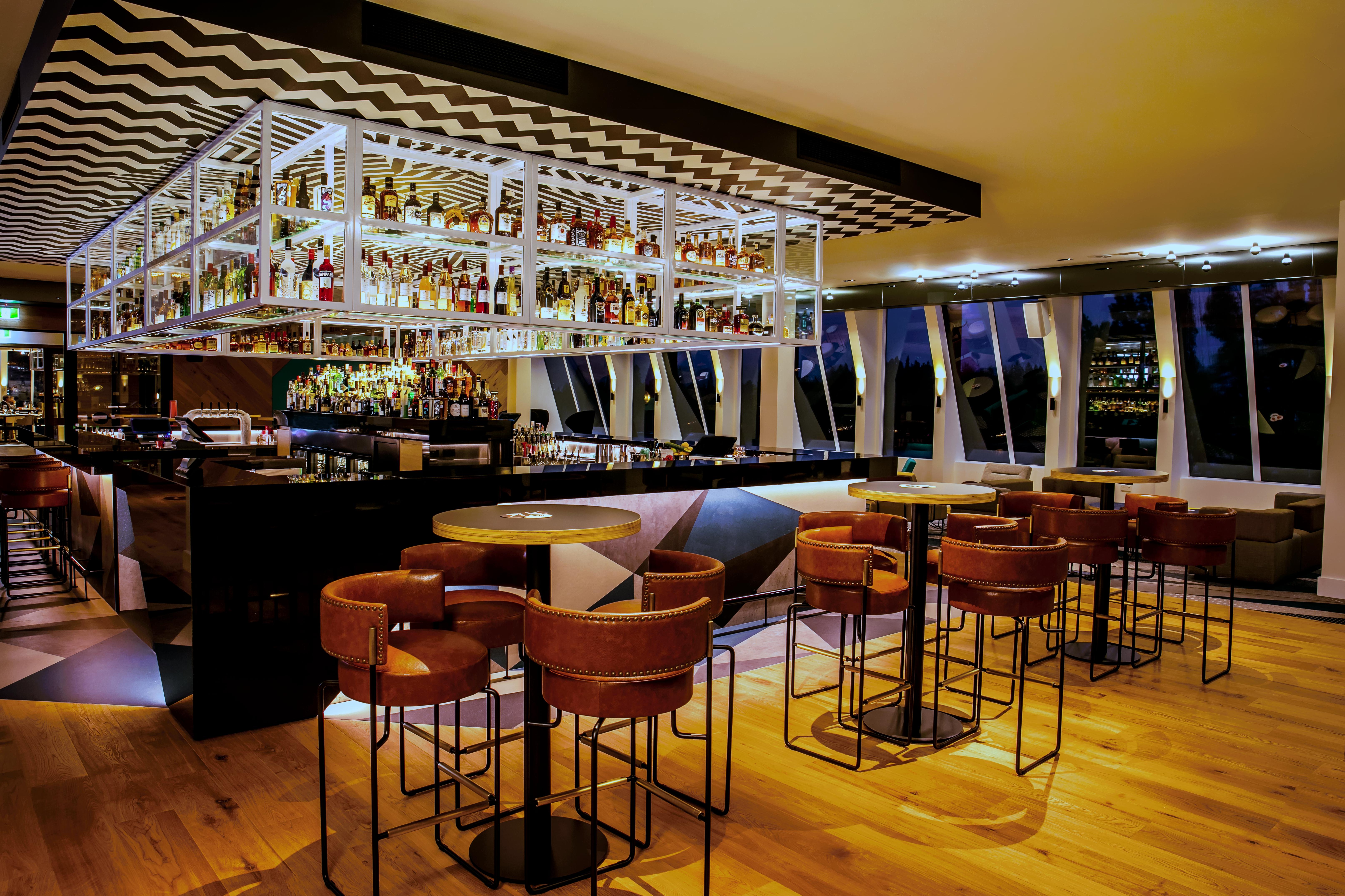 Qt Queenstown Dış mekan fotoğraf The bar at the 12th floor
